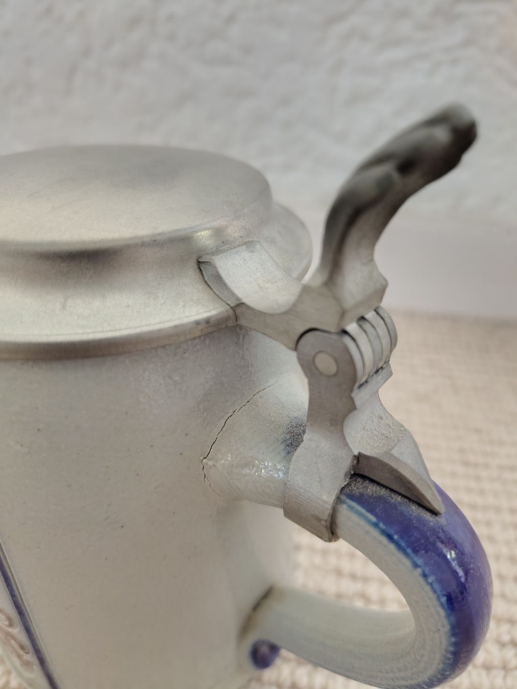 Toutes les décorations: Keramikkrug mit Zinndeckel – D'occasion à Gossau ZH par Treasurekeeper 1