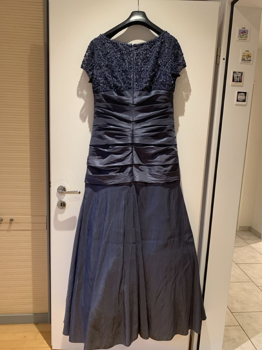 Vestiti: Abendkleid Ballkleid – Usato da schöfflisdorf venduto da familie.condrau 1