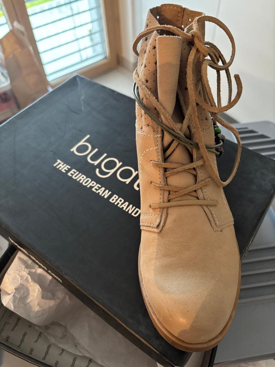 Scarpe da donna: Bugatti Damen Boots, Gr. 37, Farbton: Cream / Weizen – Usato da Ruggell venduto da mar_kl2n 1