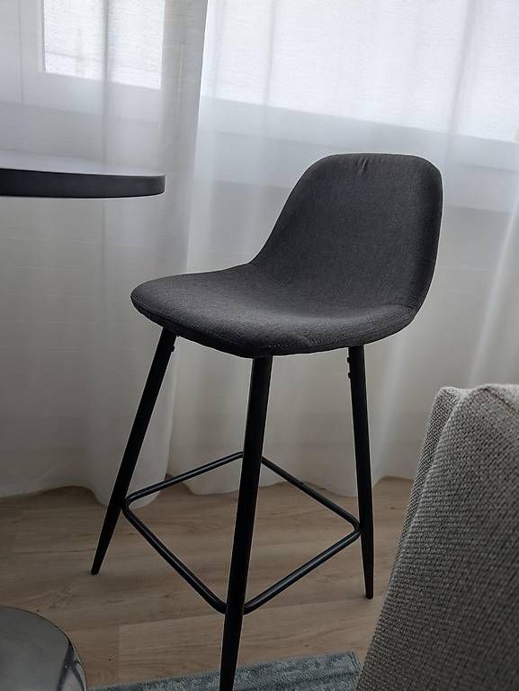 Set di tavolo e panche: Modern High Table with 2 Bar Chairs  Excellent Condition – Usato da Pfäffikon SZ venduto da mag_q79n 2