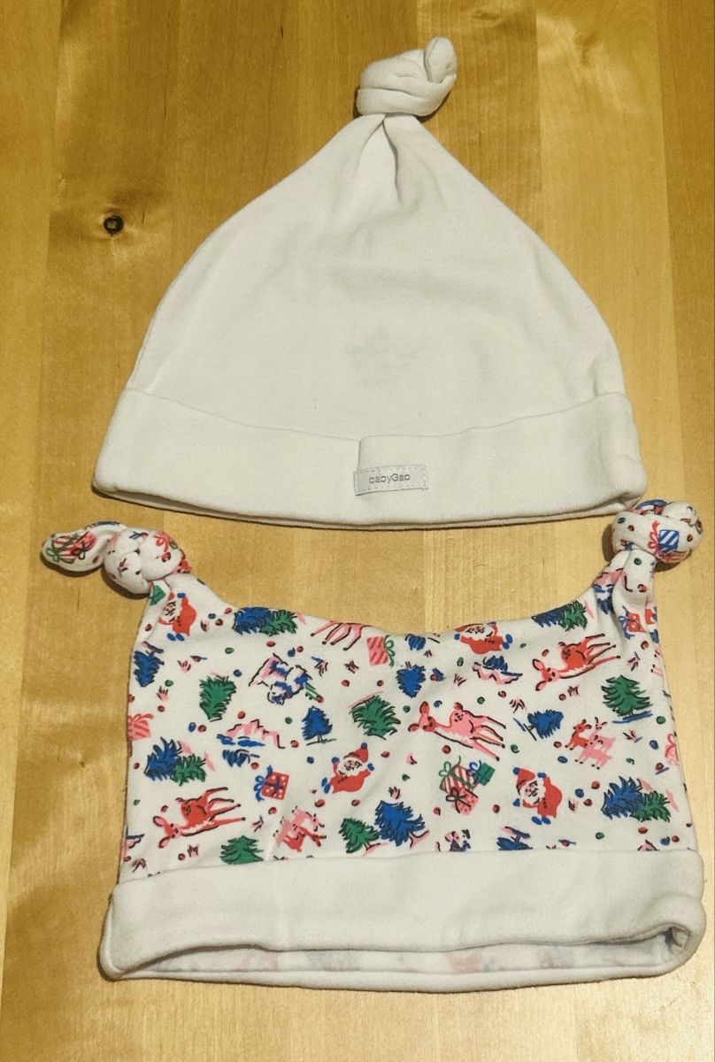 Berretti & Sciarpe: Lot de 2 bonnets bébé - Taille 0-3 mois – Usato da St-Prex venduto da mar_f6t6