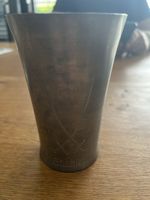 Becher mit gekreuzten Schwertern und Wappen, Zinn, alt