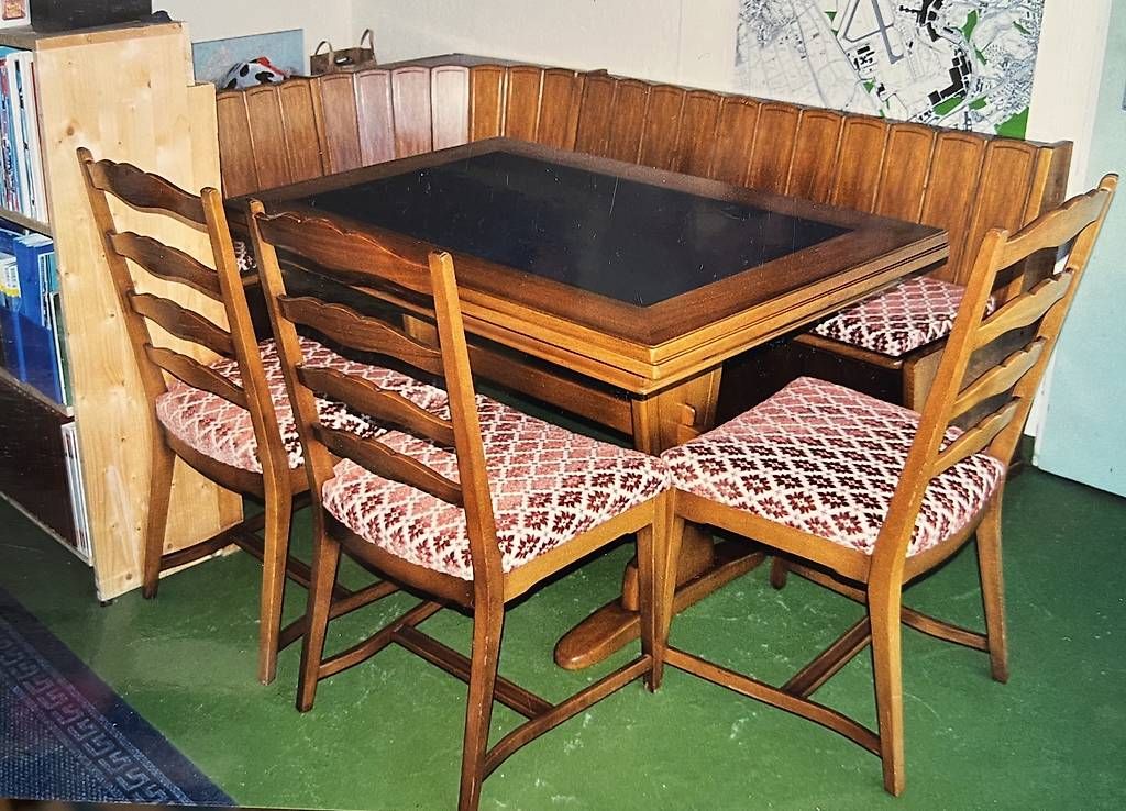 Set di tavolo e panche: Vintage Esszimmer Set – Usato da Hallau venduto da Thislien
