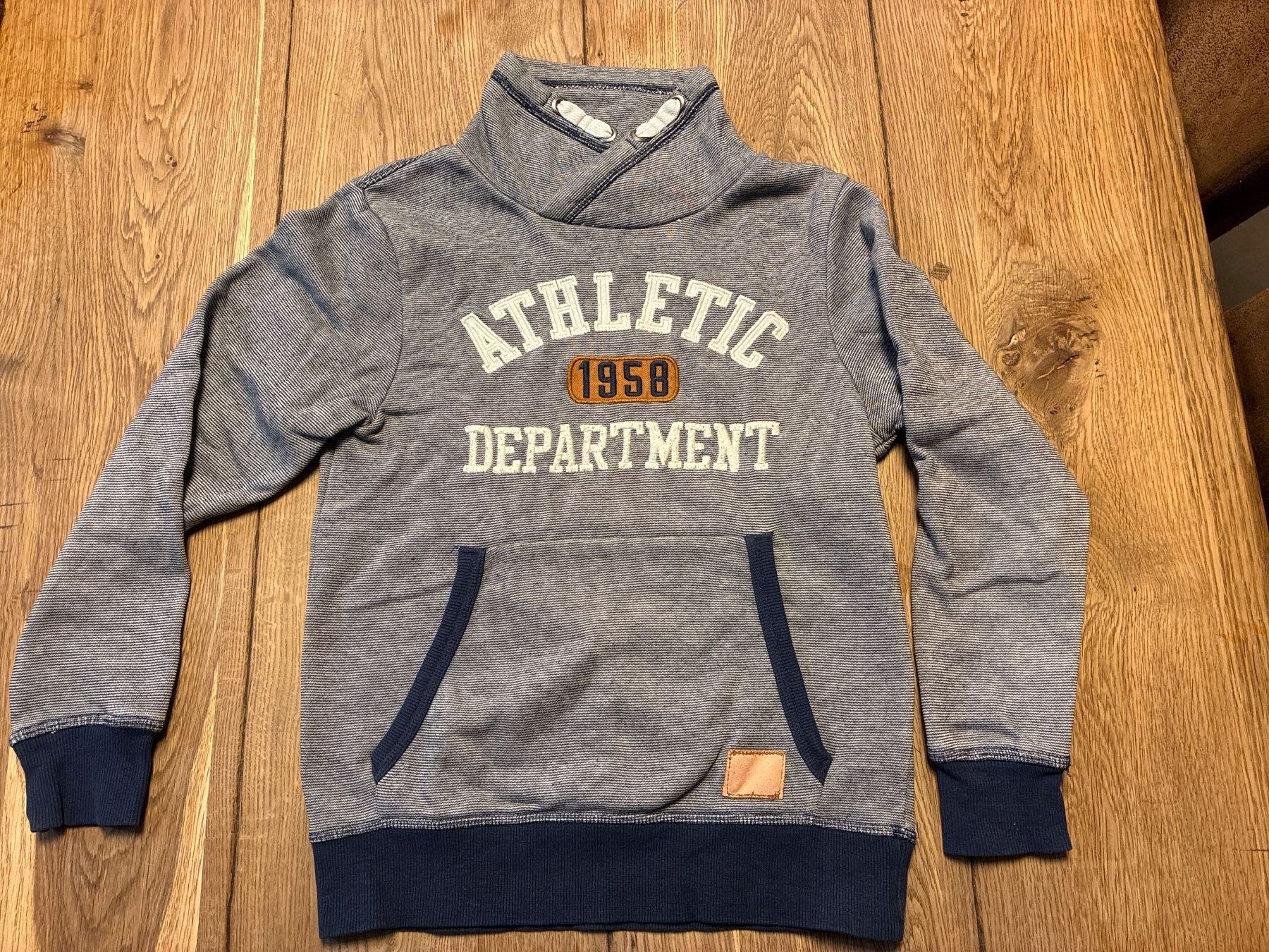 Maglioni & Felpe: cooler Pullover Grösse 134/140 mit Bauchtasche guter Zustand – Usato da Guntershausen venduto da Gloominati