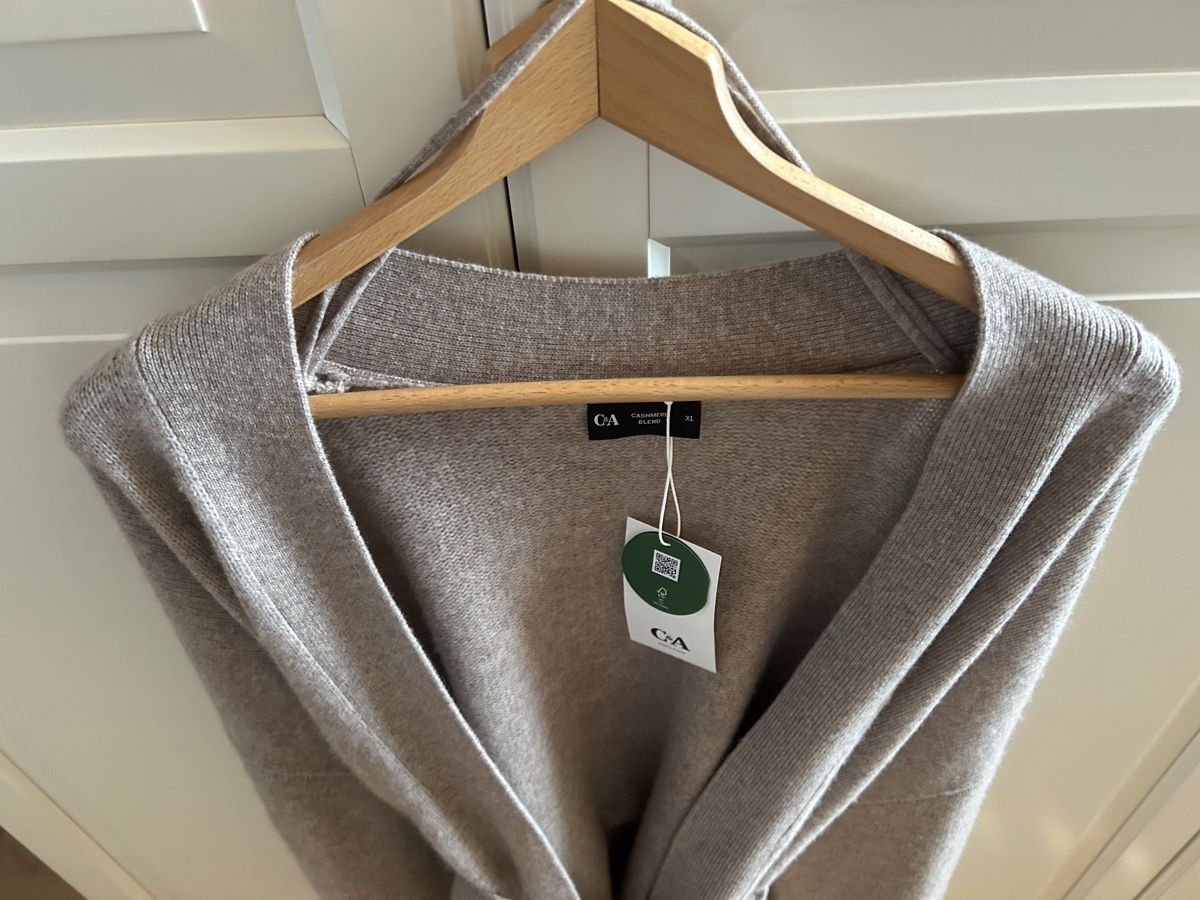 C&A Vestes: Mit Kaschmir: Strickjacke C&A, Gr.XL / FABRIKNEU – Neuf avec emballage d'origine à Diessenhofen par Bmaurice 1