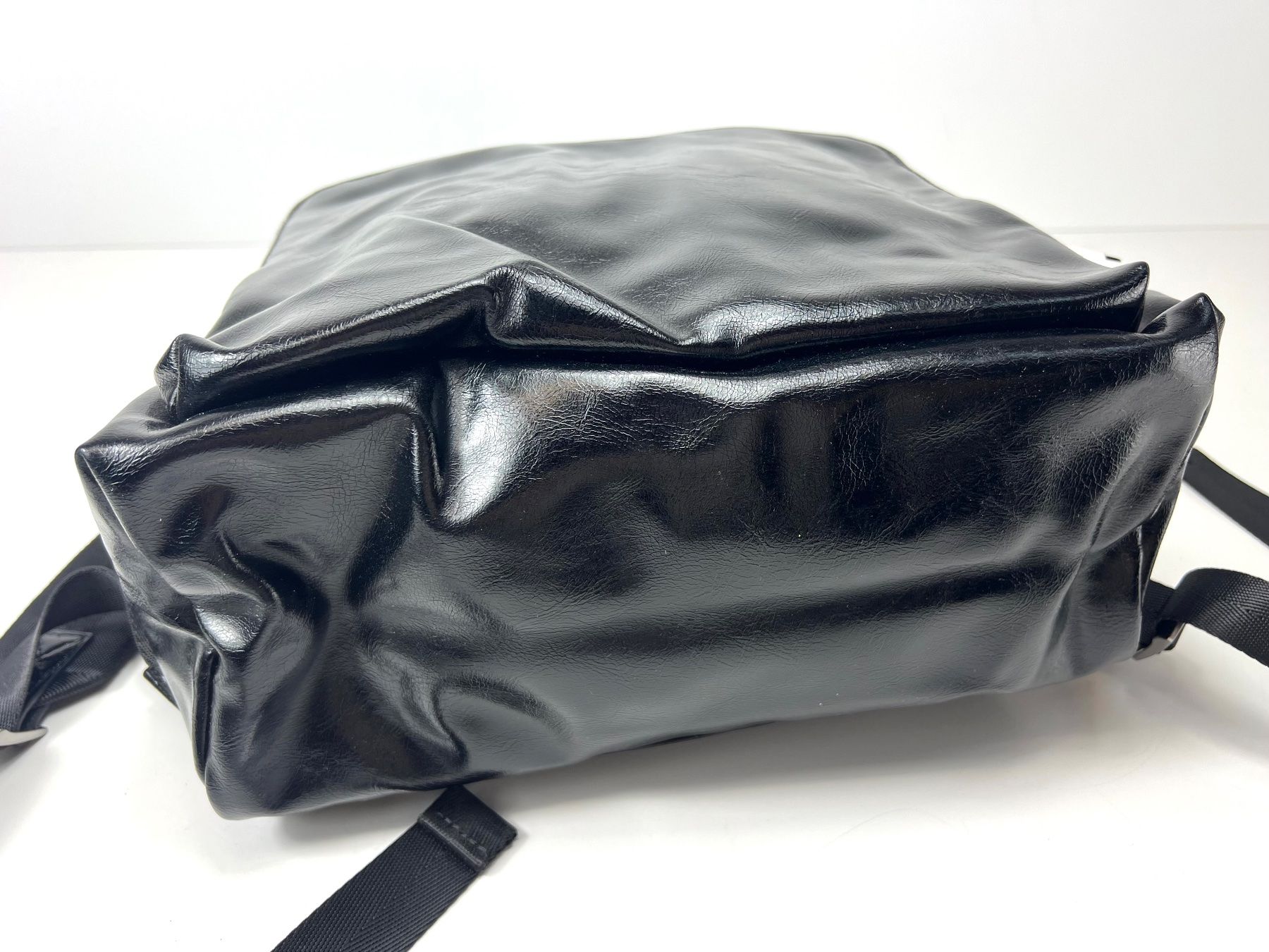 Guess Zaini: GUESS Compact Solid Rucksack (Schwarz) – Usato da Zürich venduto da Arche_Brockenhaus 3