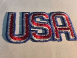 Aufnäher USA als Schrift rot-blau gestickt neu