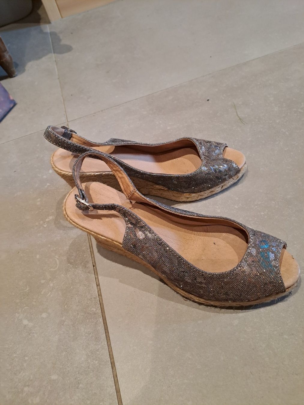 Chaussures femmes: Glitzer Schuhe Gr.39 – D'occasion à Emdthal par kasira