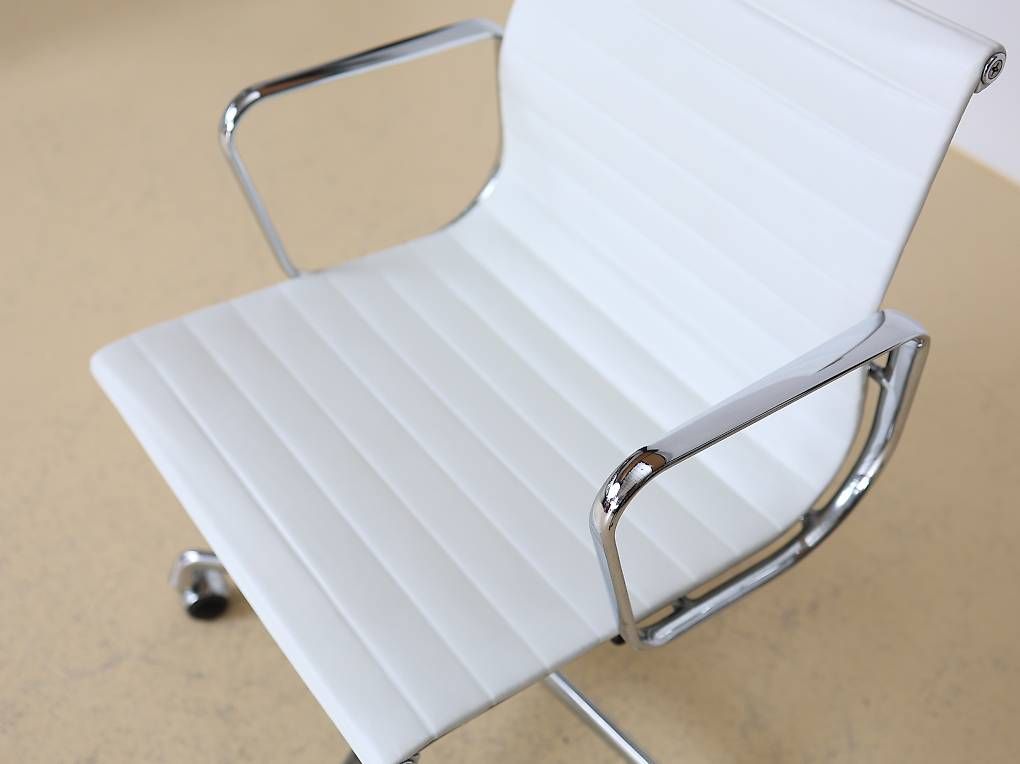 Vitra Sedie: Vitra Eames Bürostuhl EA 117 - Weiss Leder – Usato da Meinisberg venduto da atelier_TILIJA 5