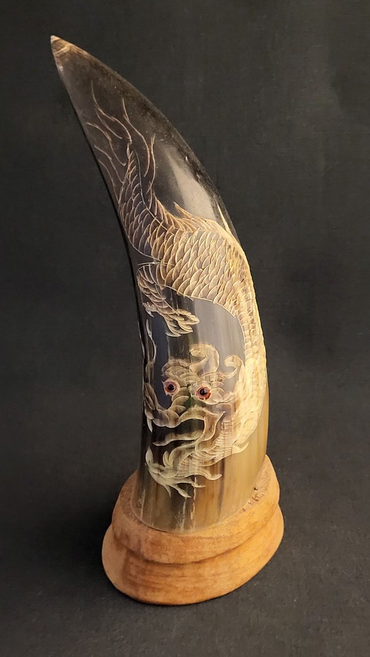 Statuette: Horn mit Drachen-Schnitzerei – Usato da Basel venduto da spinne02