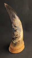Horn mit Drachen-Schnitzerei