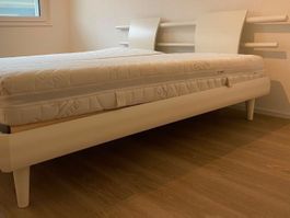 weisses Bettgestell, 180cm mit gratis Matratzen