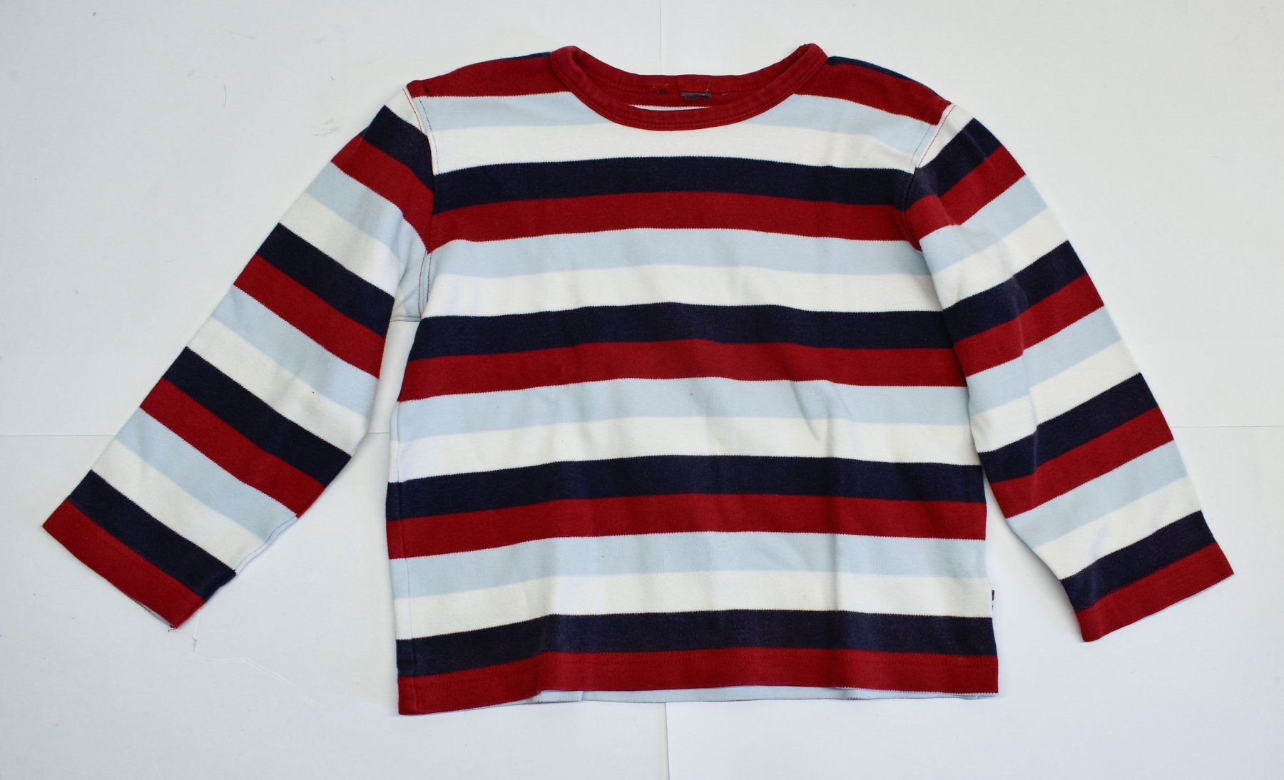 Kleiderpakete & -sets: 3 Stk Sweat-Shirt dünner langarmiger Pullover Grösse 114 – Gebraucht aus Biel/Bienne von tim_pww5 4