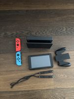 Nintendo Switch mit Zubehör und Ladestation (Ladekabel inkl.