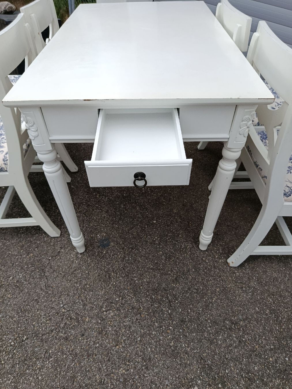 Set di tavolo e panche: Esstisch mit 4 Stühlen weiss blau gemustert – Usato da Wattwil venduto da sunicheyenne 7