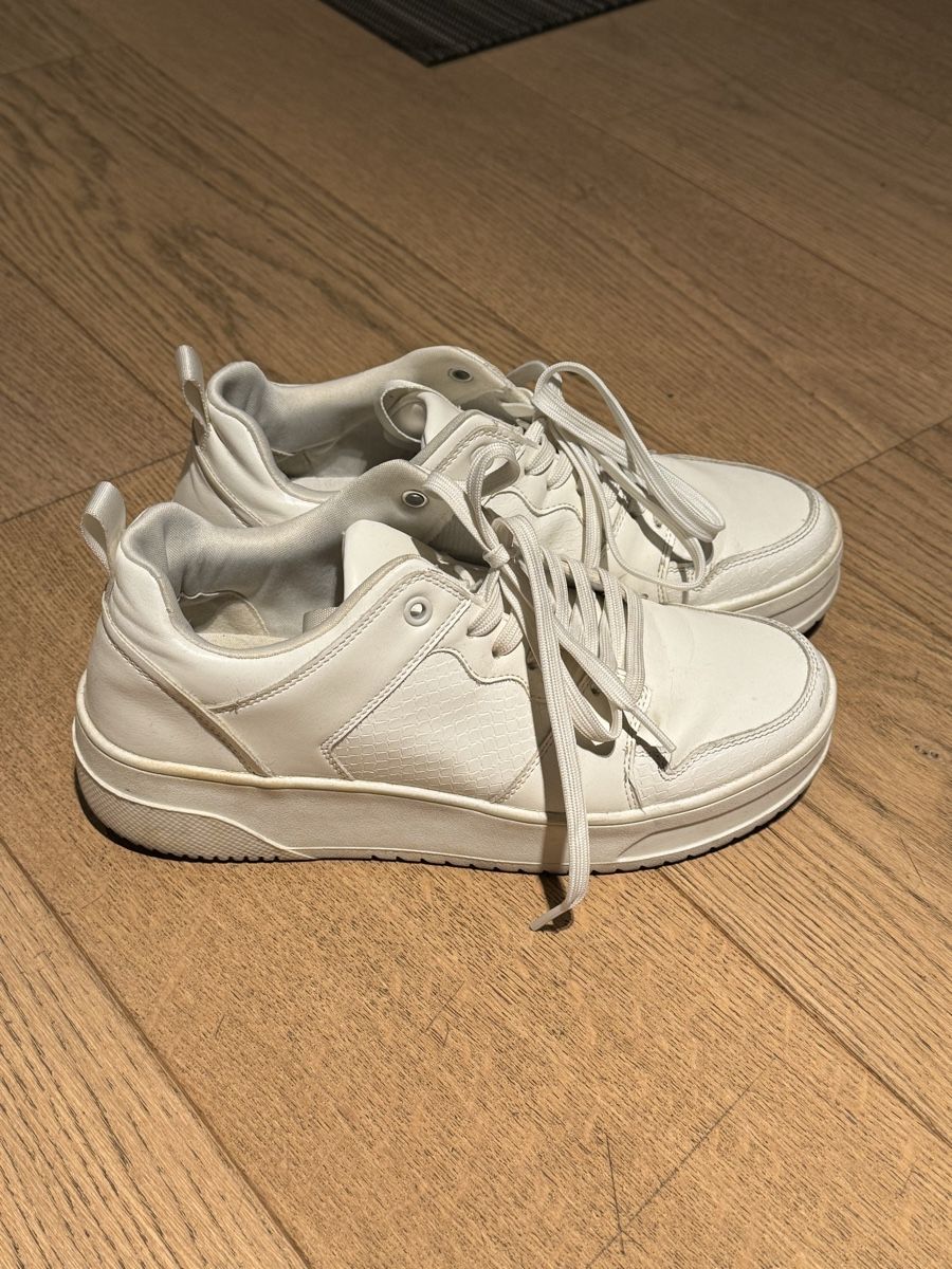Zara Scarpe da donna: White Zara sneakers EU 39 – Usato da Vesenaz venduto da nat_mq8l