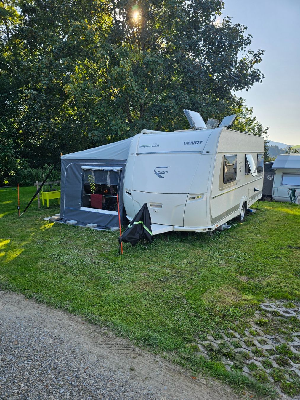 Fendt Veicoli da campeggio: Wohnwagen auf campingplatz – Usato da Schaffhausen venduto da cara63 1