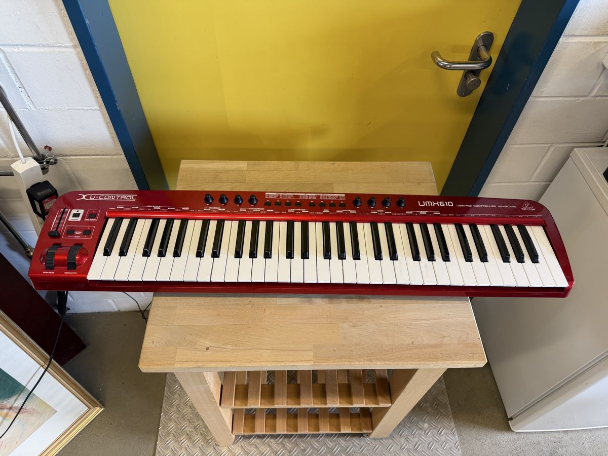 Behringer Console di mixaggio: Behringer UMX610 X-Control USB MIDI Keyboard Controller, rot – Usato da Strengelbach venduto da RaenAntikDesign