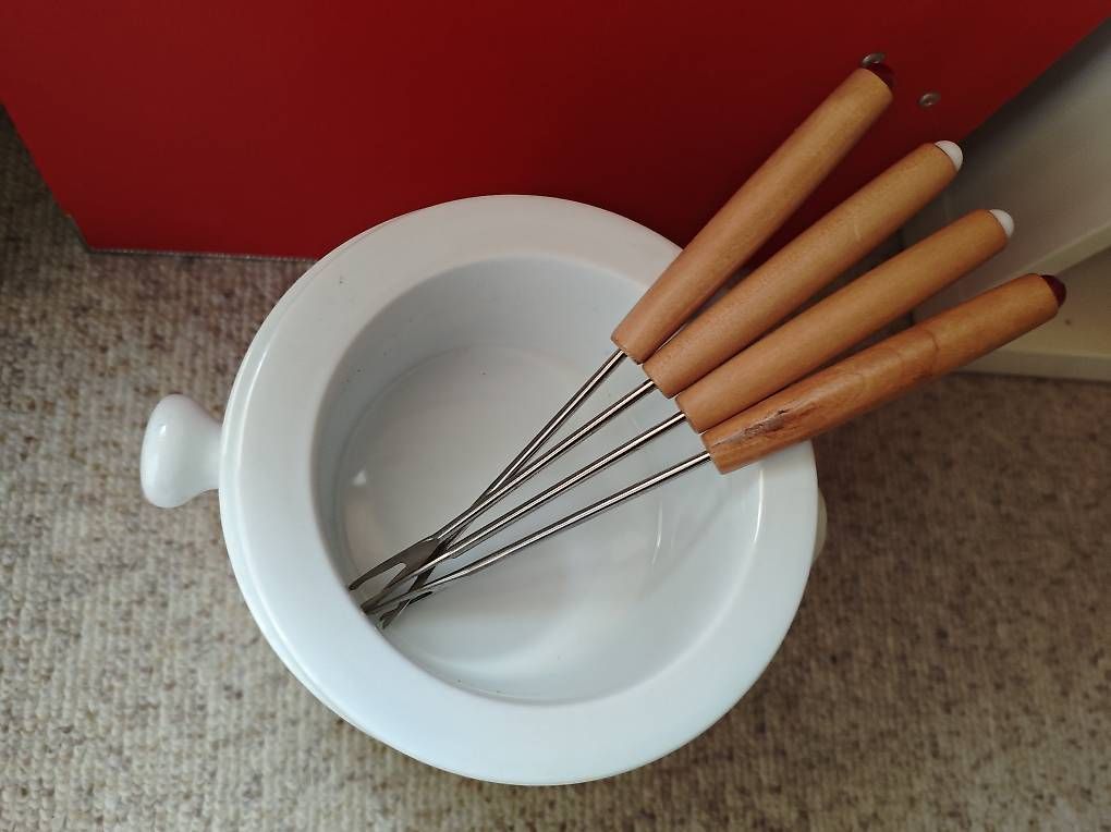 Geschirrsets: Schokoladenfondue Set mit 4 Gabeln NEU – Neu (gemäss Beschreibung) aus Illnau von Buechermaus 2
