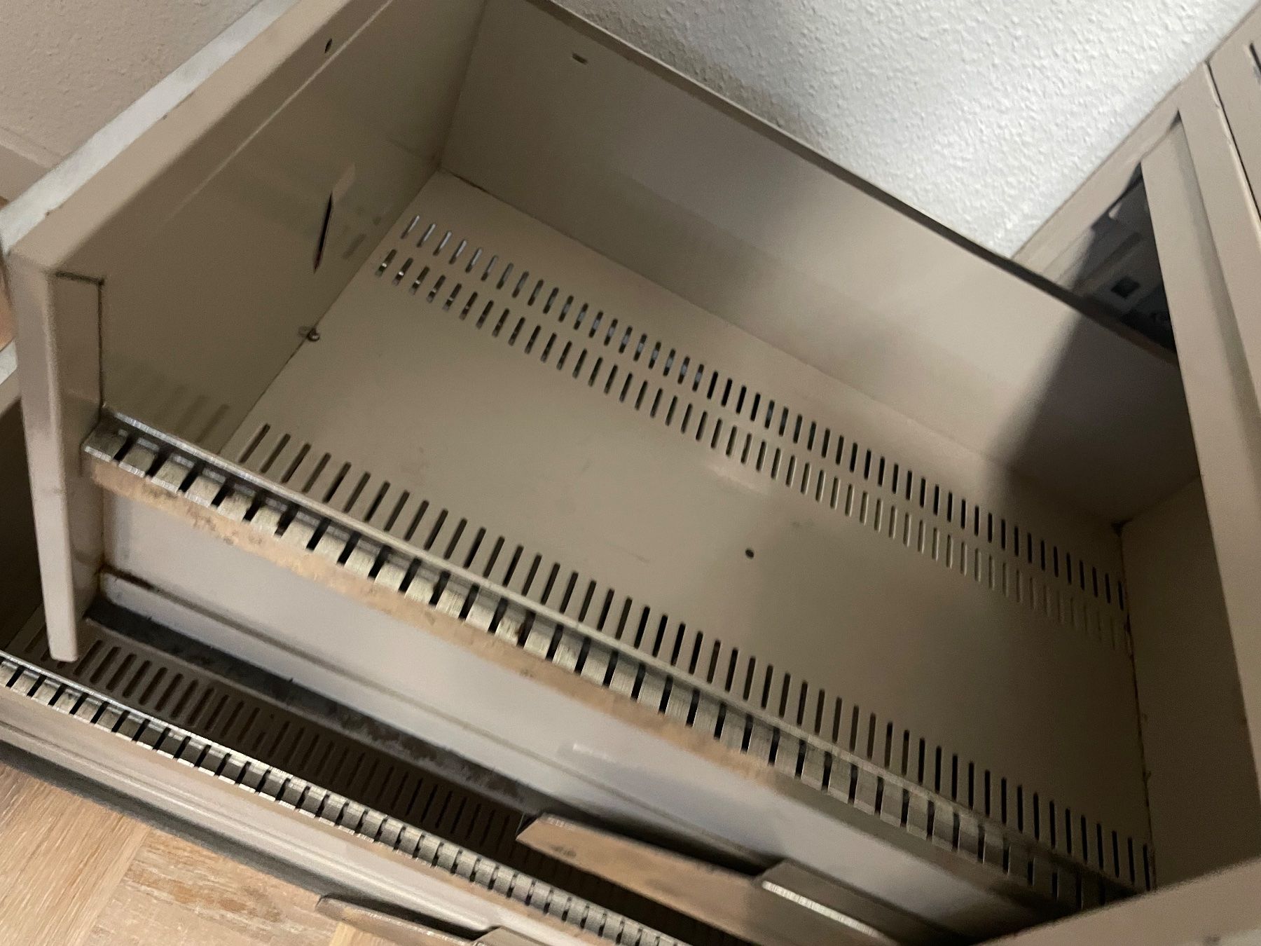 Bigla Kommoden: Meuble de bureau Bigla – Gebraucht aus Sion von aud_96b6 1