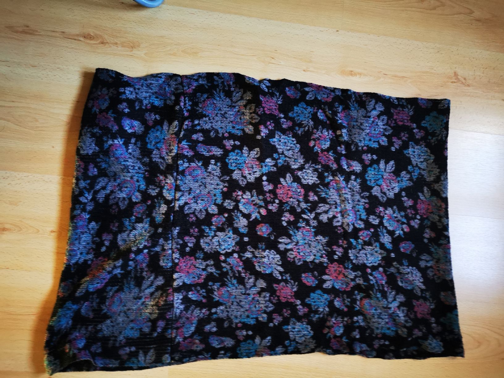 Foulard & Sciarpe: Schöner Winterschal, Blumenmuster, schwarz/bunt – Usato da Balsthal venduto da Leila_Luna