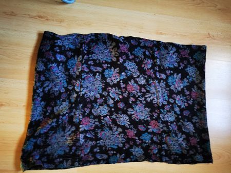 Schöner Winterschal, Blumenmuster, schwarz/bunt