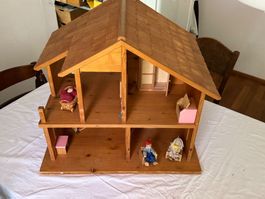 Wunderschönes Puppenhaus aus Holz mit vielen Möblen