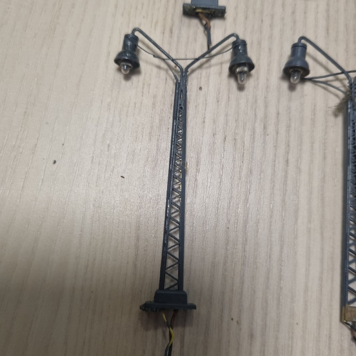 Modelleisenbahnen: 23x Doppelstrassenlampe Spur N – Gebraucht aus Männedorf von Modellbau-wyss 1