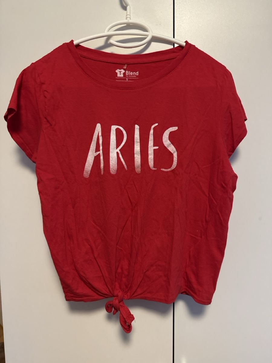 T-shirt: Rotes Chicoree T-Shirt mit "ARIES"-Print, Grösse S – Nuovo (secondo la descrizione) da Thun venduto da Vans_98