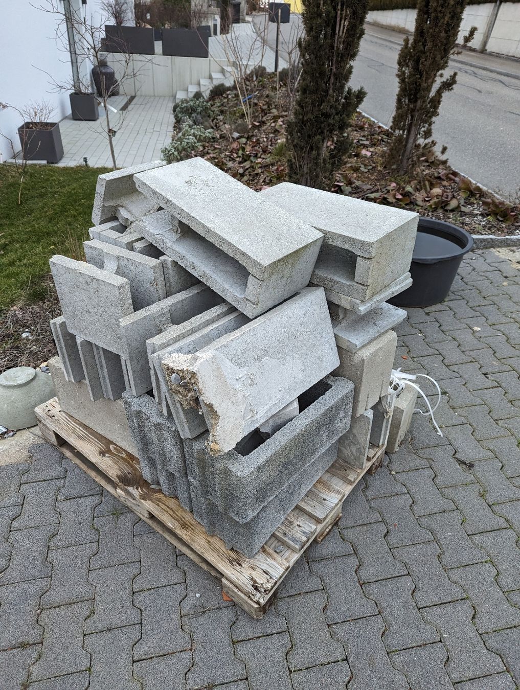 Baustoffe: Betonschallungssteine & Pflanzsteine – Gebraucht aus Baden von