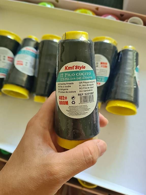 Cordicelle & Fili: 8 Spulen Overlock Garn Schwarz – Usato da Winterthur venduto da PFINGSTROSE07