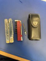 Multitool Victorinox SwissTool mit Bitset Lederetui gebrauch