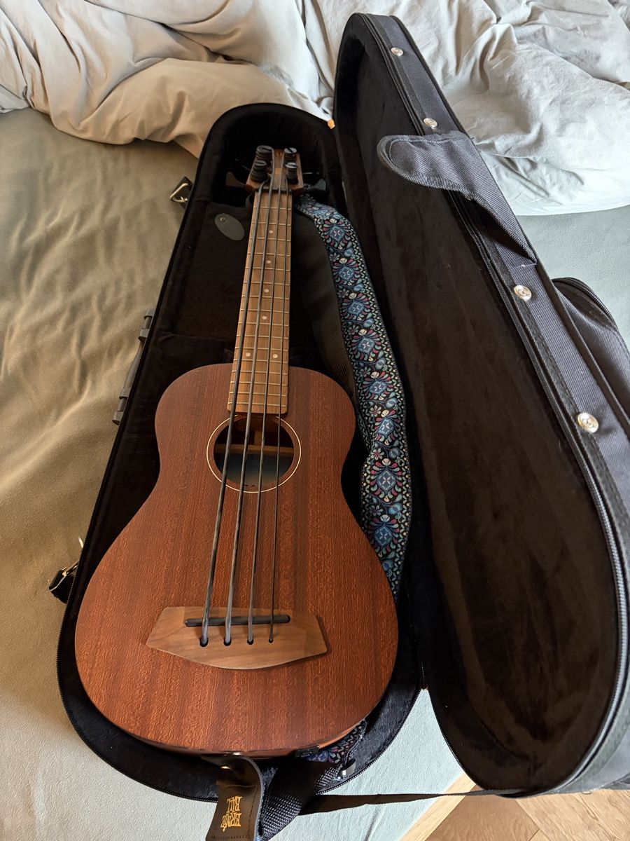 Strumenti musicali: Ukulele bass kala  – Usato da villarlod venduto da Oliviermagarotto