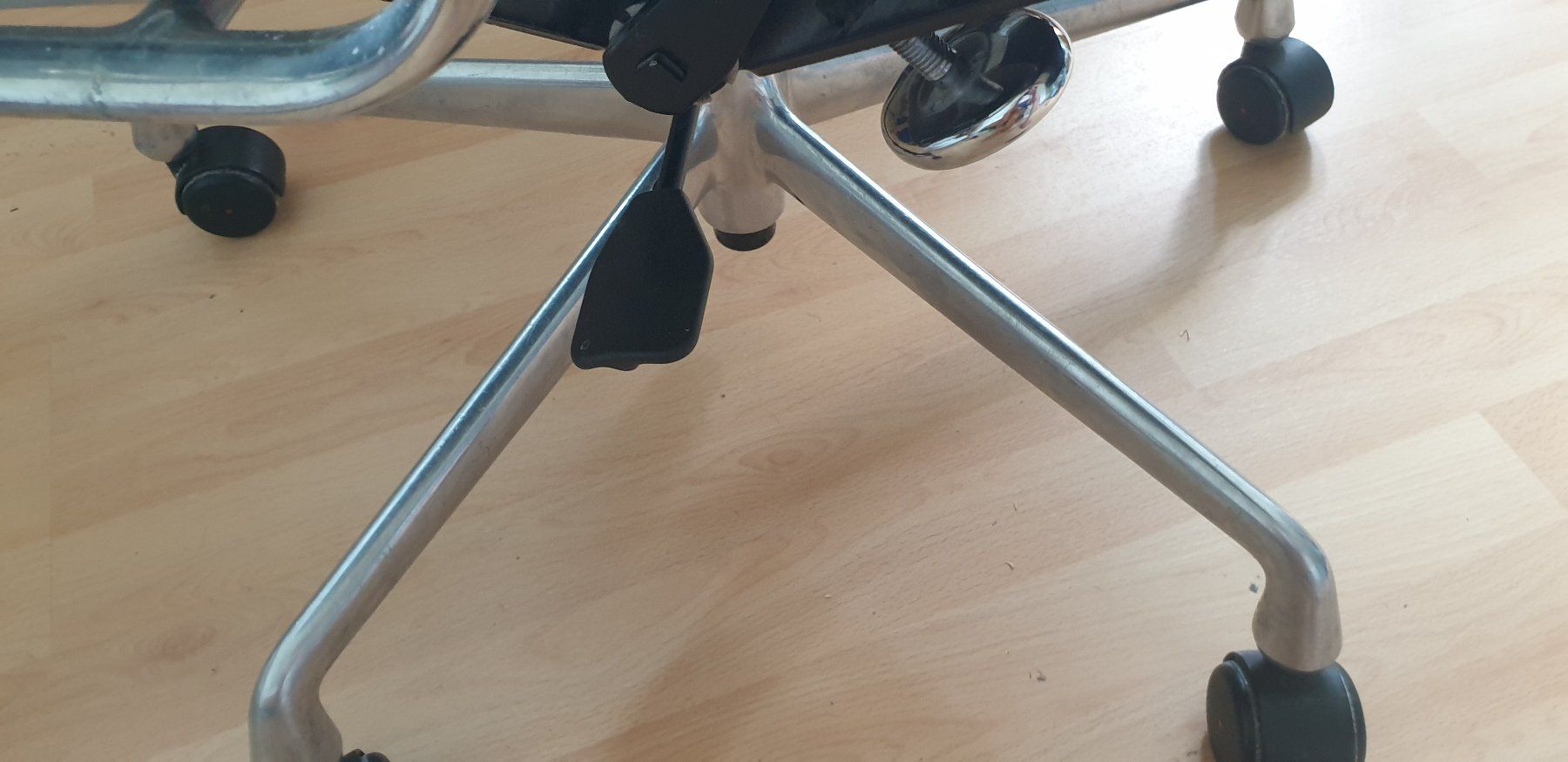 Eames Sedie: Eames Bürostuhl Aluminium Schwarz gebraucht – Usato da Berikon venduto da DEVDE 2
