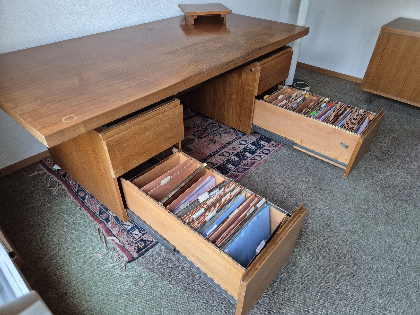 Scrivanie: Bürotisch mit Aktenschubladen – Usato da Rorschach venduto da lomil 4