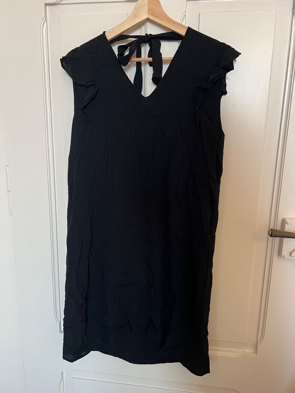 Mango Robes: Robe noire élégante avec volants, Mango – D'occasion à Neuchâtel par Thesebootsaremadeforwalking