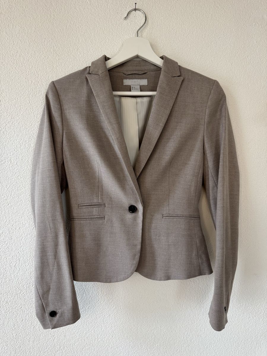H&M Anzüge & Kostüme: Blazer beige/grau – Neu (gemäss Beschreibung) aus Bülach von sarina.mueller