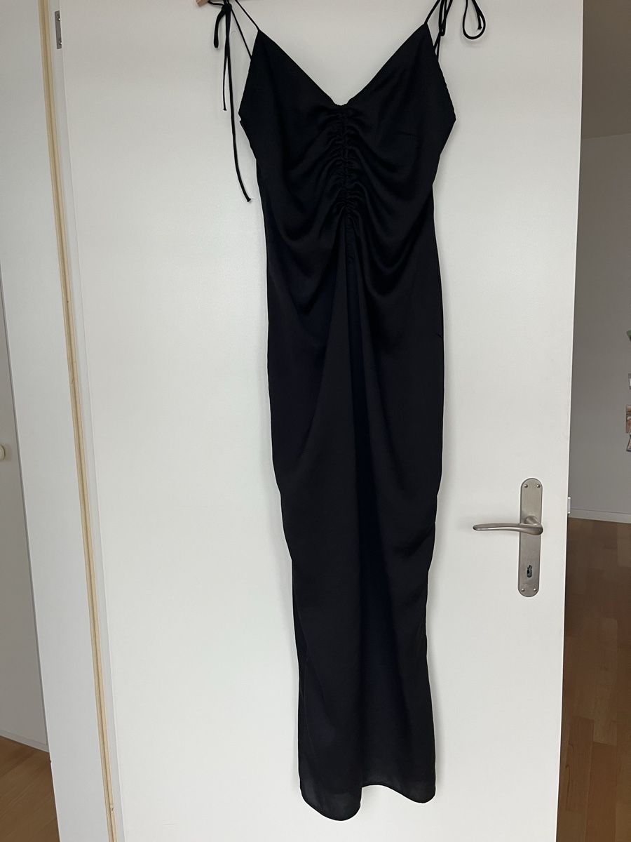 Bershka Kleider: Robe noire nouée – Gebraucht aus Neuchâtel von Ariane_vn00