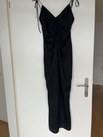 Robe noire nouée