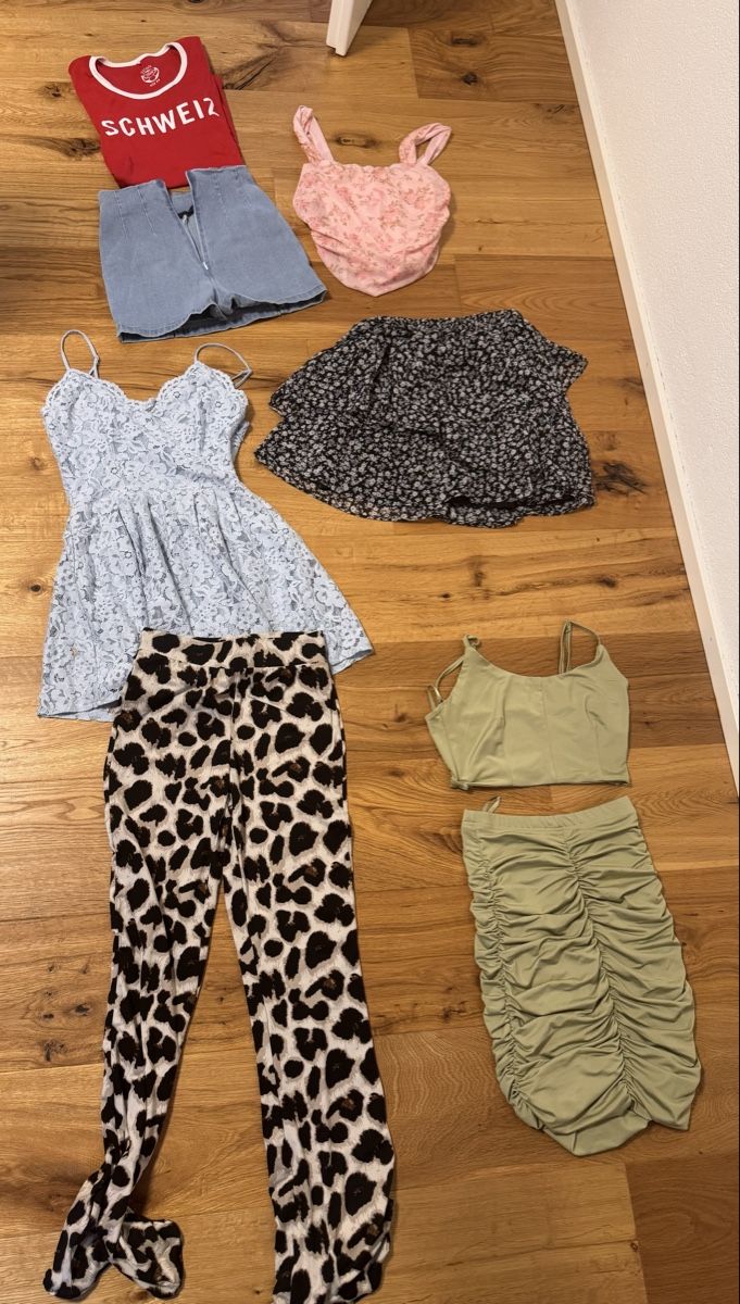 Robes: Diverse Kleider (XS) – D'occasion à Laupen BE par WinterSnow
