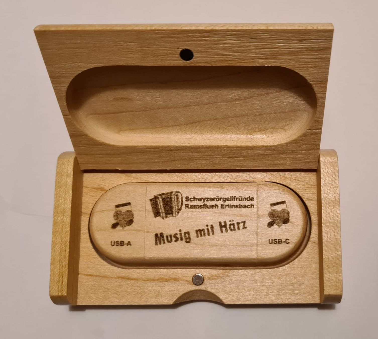 CD: Schwyzerörgeli-Fründe RAMSFLUE Jubiläums-Stick – Nuovo e nell'imballaggio originale da Schönenwerd venduto da edursu 2