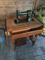 Antike Bernina Nähmaschine mit Fusspedal und Zubehör