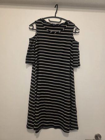 Robe Kiabi XS rayée noir et blanc, épaules dénudées 👗