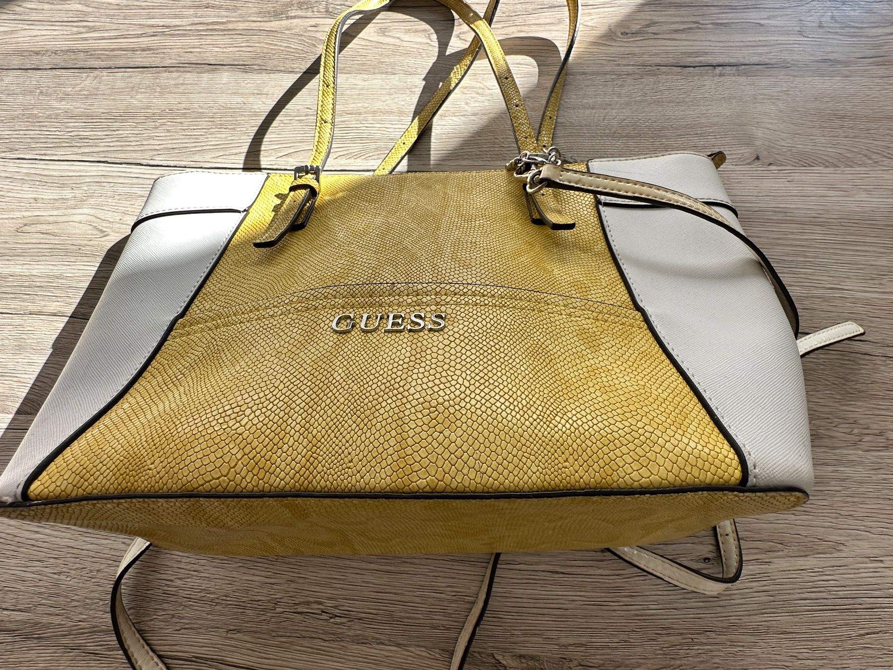 Guess Borse da donna: Guess Tasche gelb/weiss – Usato da Flüh venduto da Somue 1