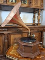 Antikes Grammophon mit farbigem Trichter voll funktionsfähig
