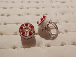 Kinder-Fingerring Torte weiss/gold, rote Beeren