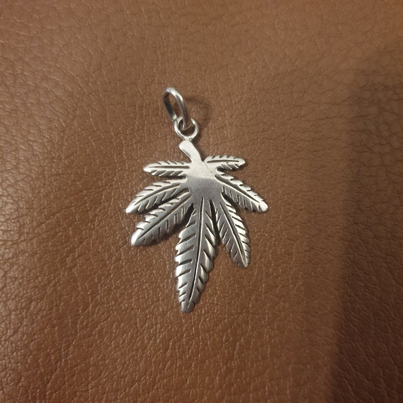 Ciondoli: Anhänger "Cannabis Blatt", 925 silber – Nuovo (secondo la descrizione) da Neuendorf venduto da DeSiriA