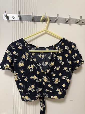 Hollister size S Floral Crop Top
