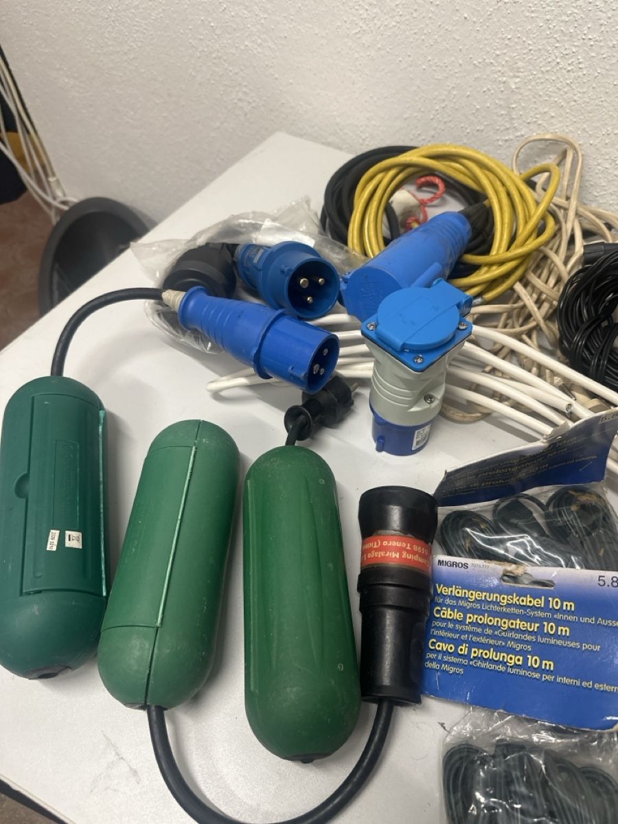 Alimentation électrique: Assorted Electrical Cables and Connectors Lot – D'occasion à Elsau par MANWITHVAN 3