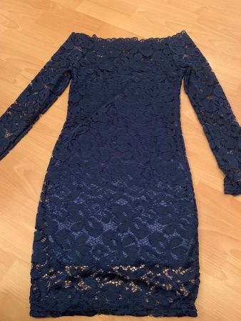 Jolie robe bleu marine à dentelle t. xs